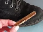 Wildleder-Schuh-Reinigung mit Bürste und Brotrinde