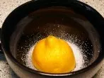 Halbierte Zitrone bleibt mit Zucker frisch