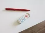 Kugelschreiberflecke auf dem Schreibtisch mit Radiergummi entfernen