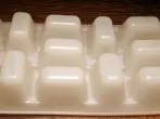 Anfrierende Eiswürfelbehälter mit Salatöl behandeln