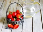 Obstflecken mit kochendem Wasser entfernen