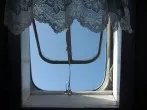 Fast blinde Dachfenster mit Glaskeramikreiniger reinigen
