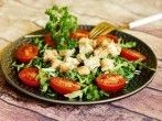 Salat mit knusprigen Käsewürfeln