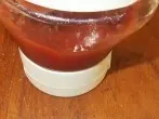 Ketchup aus der Flasche bekommen