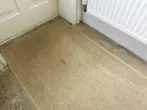 Teppichflecken mit einem Glas entfernen