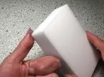 Druckertinte von Fingern mit Radierschwamm entfernen