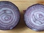 Zwiebeln vor dem Schälen halbieren