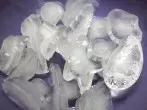 Eiswürfelproduktion mit Pralinenschachteln