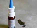 Tintenfleck auf Laminat mit Nasenspray entfernen