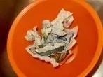 Rührschüssel mit Zeitungspapier reinigen