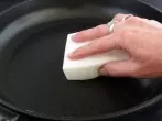 Beschichtete Pfanne mit Schmutzradierer reinigen