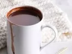 Schokoladen- oder Kakaoflecken mit heißem Wasser entfernen