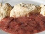 Quarkkl&ouml;&szlig;chen mit <strong>Pflaumenmus</strong>-Sauce