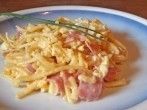 <strong>Sp&auml;tzle</strong> mit R&uuml;hrei, Schinkenw&uuml;rfeln und K&auml;se