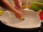 Pömpel-Ersatz: Verstopfung im Waschbecken mit Wasserflasche lösen