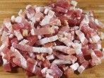 Frischen Speck schneiden