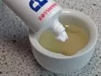 Anti-Pickel-Creme aus Kamillentee, Honig und Zahnpasta