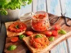 Tomatenbutter mit Basilikum