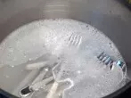 Glänzendes Besteck mit Waschpulver