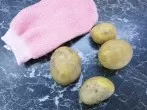 Kartoffeln mit Peelinghandschuhen waschen