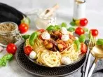 Spaghetti mit Auberginen, Tomaten und Mozzarella