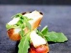 <strong>Bruschetta</strong> mit Rucola und Ziegenk&auml;se