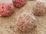 Hackfleischbällchen - in Paniermehl & Kornflakesbrösel wälzen