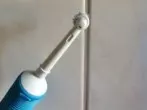 Badfugen ohne Kraftanstrengung mit elektrischer Zahnbürste reinigen