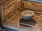Angebranntes im Ofen mit Wasserdampf reinigen