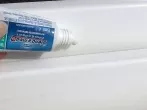 Weiße Fensterrahmen mit Zahncreme reinigen