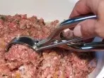 Mit dem Eisportionierer Hackfleischbällchen zaubern