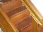 Holztreppe mit Lederpflegemittel pflegen