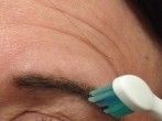 Augenbrauen formen mit alter Zahnb&uuml;rste