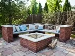 Terrasse aus Betonsteinen reinigen