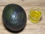 Olivenöl und Avocado für die Haare