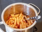Weniger abwaschen bei Spaghetti mit <strong>Tomatensauce</strong>