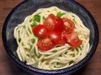 Spaghettisalat mit Schnittlauch und Knoblauchöl