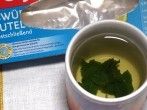 Erfrischende Säfte bei heißem Wetter mit Pfefferminztee-Eiswürfeln