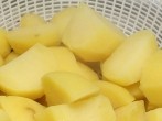 <strong>Kartoffeln</strong> einfacher abgießen: auf ein Sieb