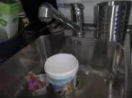 Leere Behälter vorspülen ohne Wasserverschwendung