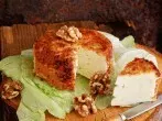 Feta-Käse paniert auf grünem Blatt-Salat