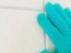 Putzen mit Peeling-Handschuh