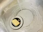 Waschbecken mit Geschirrtab reinigen