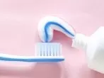 Selbstbräuner-Flecken mit Zahnpasta entfernen