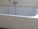 Badewanne mit WC-Reiniger reinigen