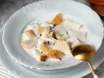 Weckensuppe mit Milch - eine Suppe aus alten Brötchen