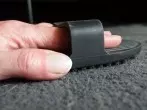 Tierhaare im Teppich entfernen mit Gummibürste