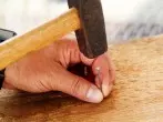 Nägel ohne splittern ins Holz schlagen