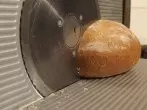 Brotschneidemaschine einfach (von selbst) reinigen