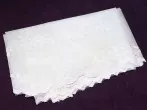 Alte weiße Gardinen zum Bügeln von empfindlicher Wäsche verwenden